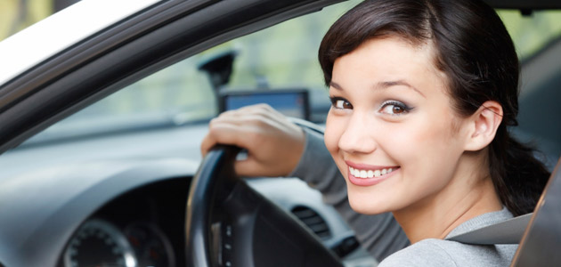 jeune fille souriante au volant