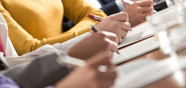 tudiants avec stylo et feuille de papier